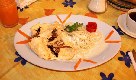 Deliciosa pechuga de pollo asada acompañada de espagueti blanco